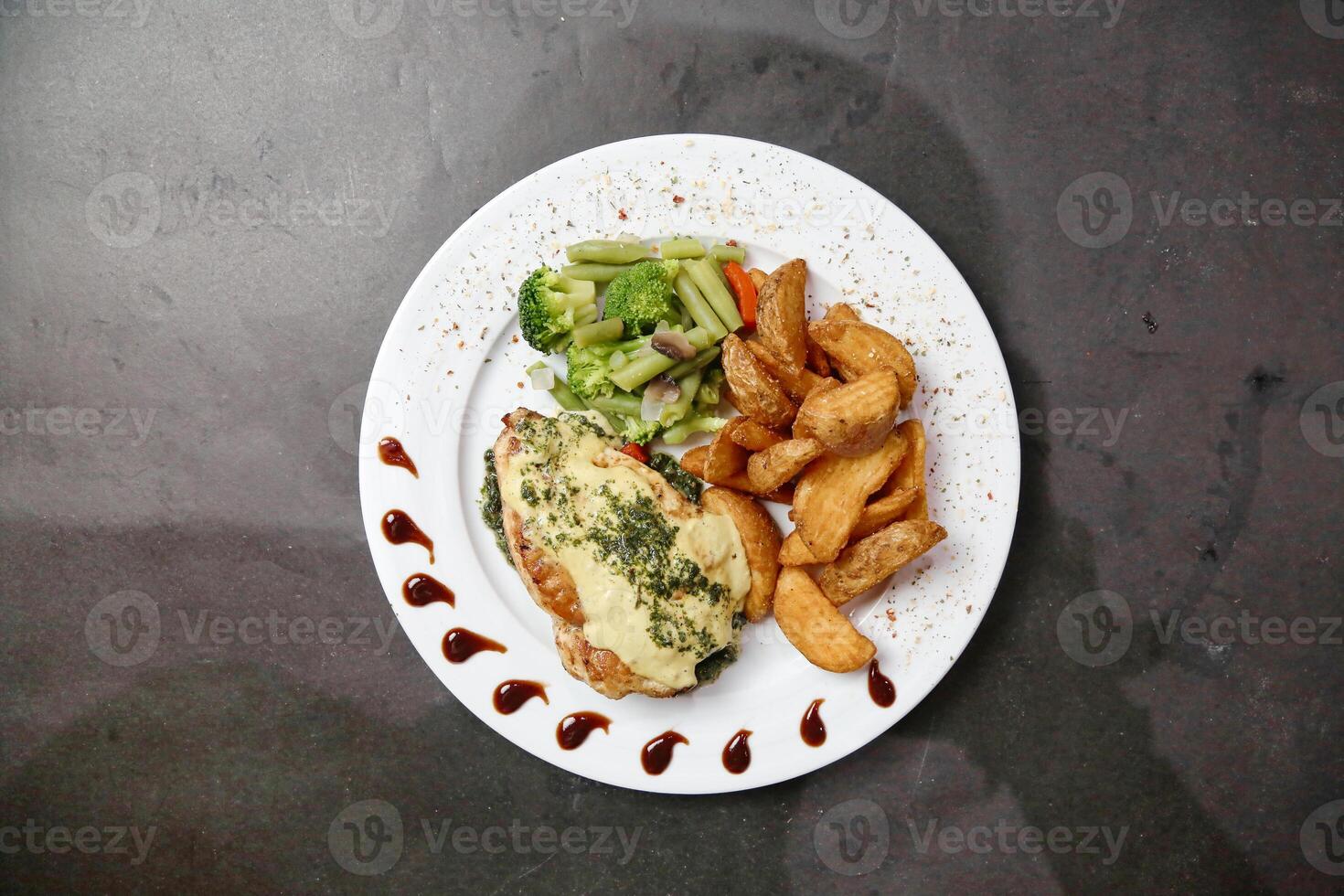 bianca piatto con pollo, patatine fritte, e broccoli foto