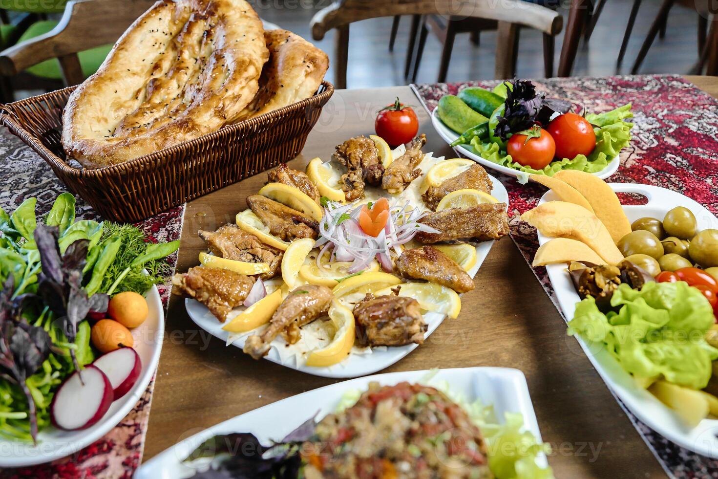 tavolo con piatti di cibo e cestino di pane foto