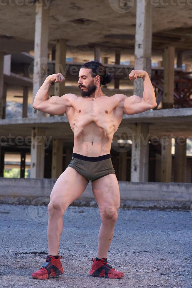 bodybuilder formazione il suo muscoli nel palestra, bodybuilder formazione con manubrio foto