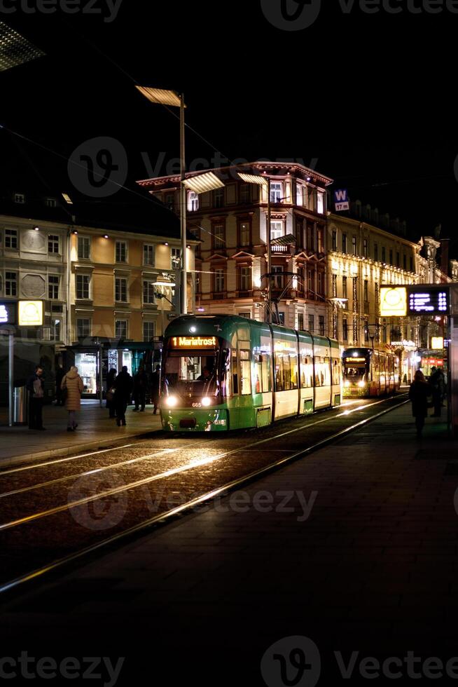 verticale foto fotografia di tram nel città luci a notte con giallo luci