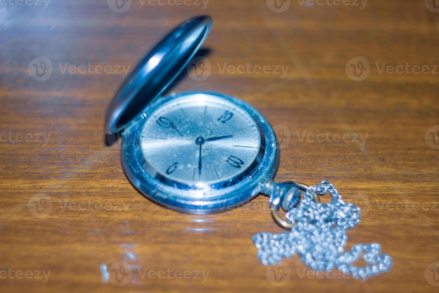 vecchio retrò orologi su il tavolo, un vecchio argento maneggevole orologi, antico tasca orologi, vecchio argento tasca orologi foto