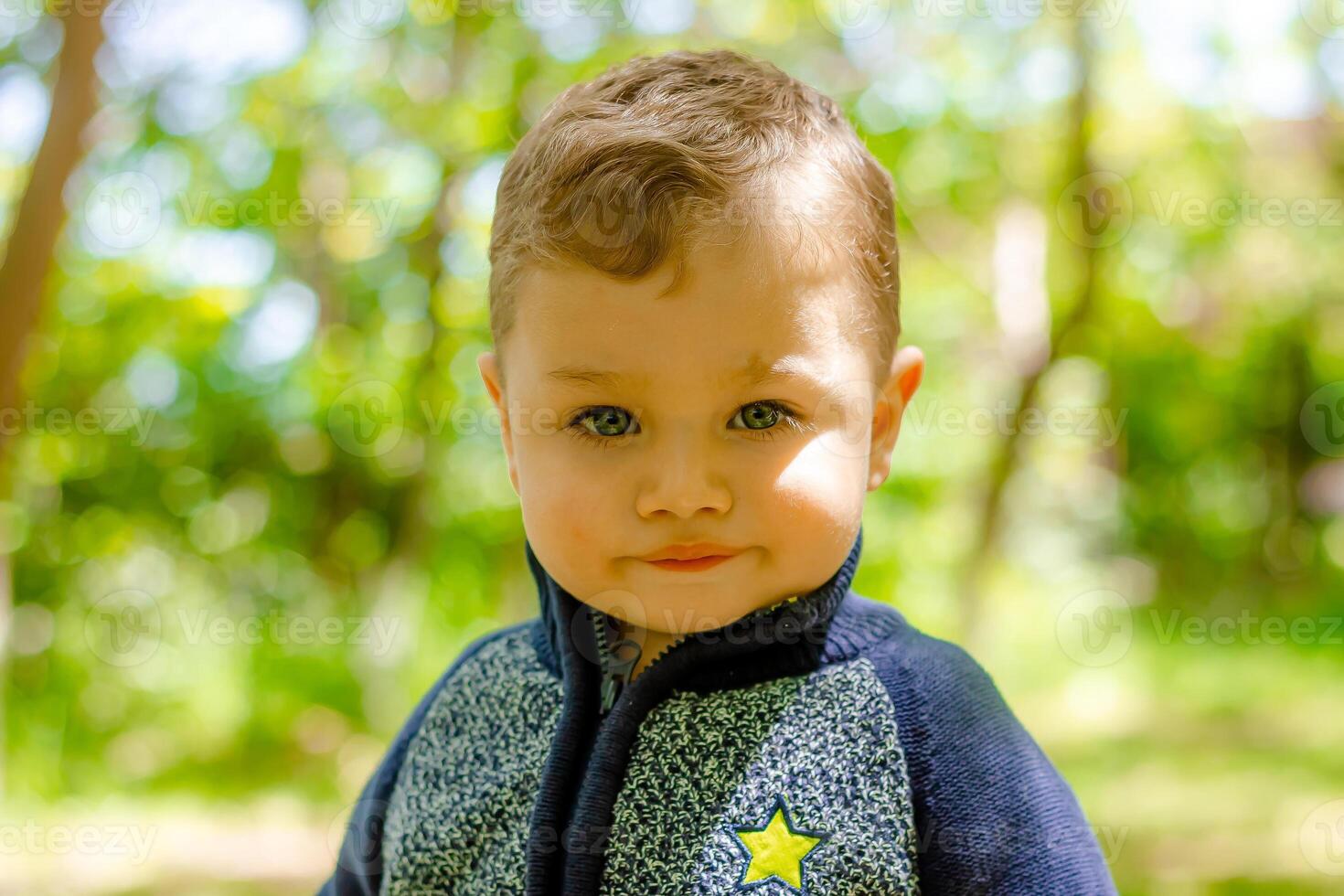 bambino giocando nel il giardino, bambino giocando su il terreno di gioco foto