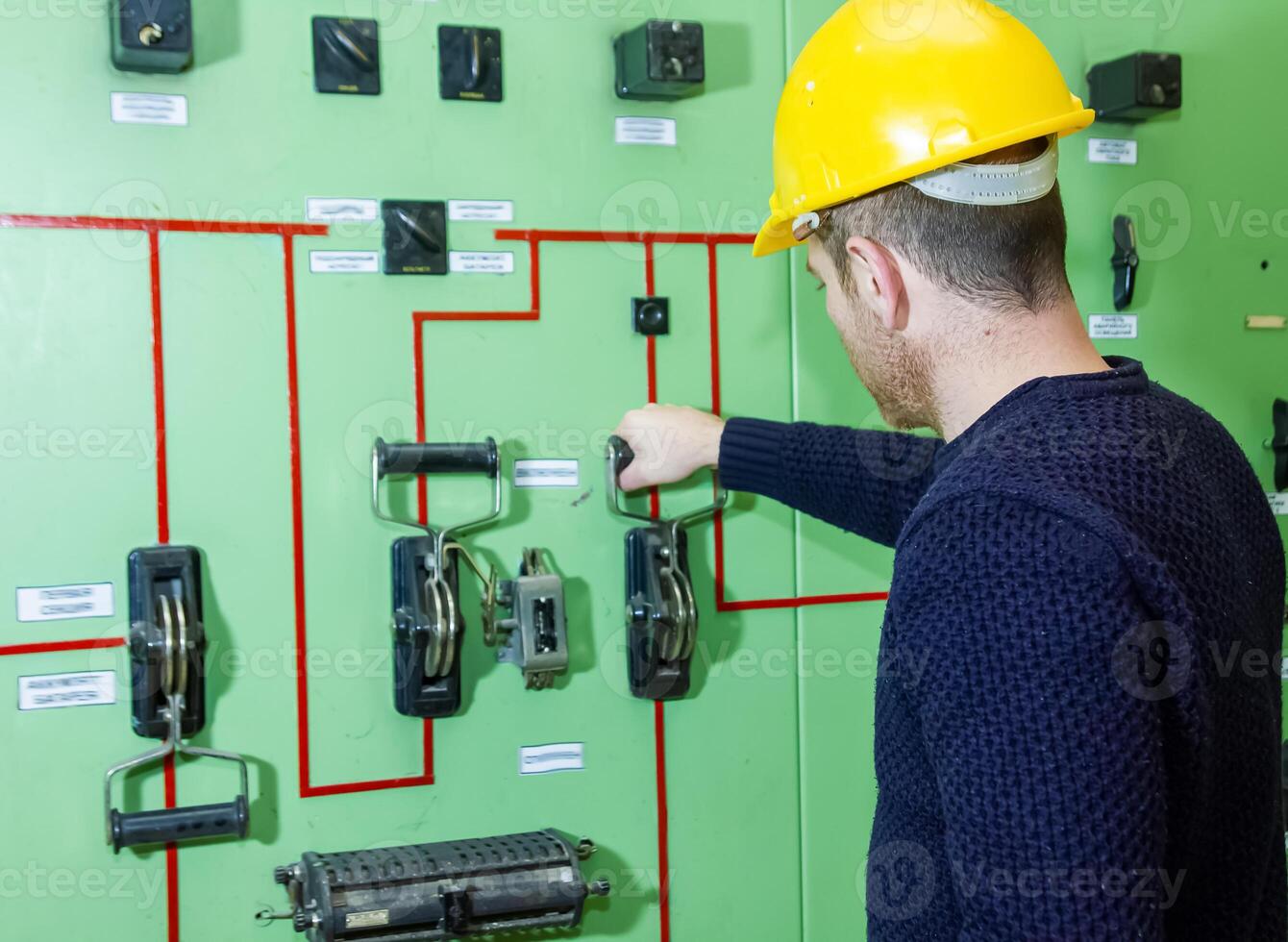 industriale lavoratore a il opera nel fabbrica foto