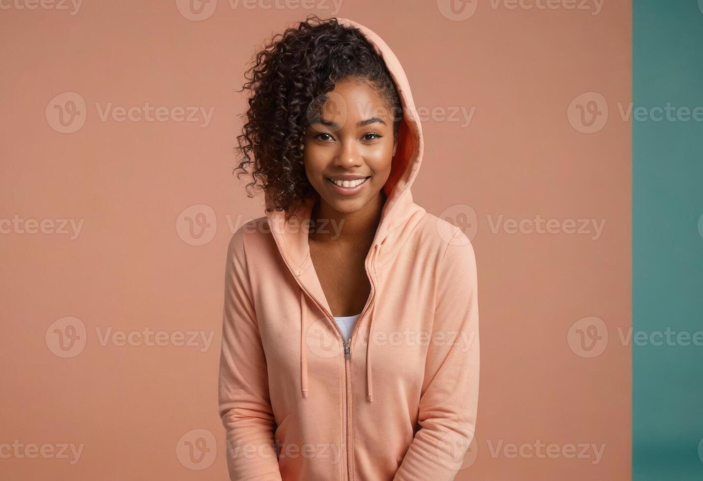 ai generato un' giovane signora con Riccio capelli sorridente nel un' casuale cerniera lampo felpa, incarnando un' rilassato e gioioso comportamento. foto