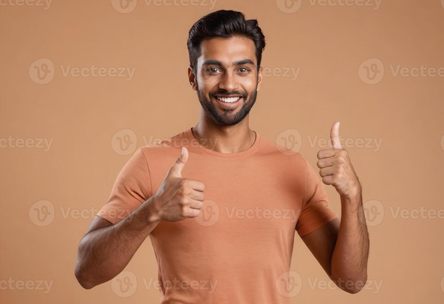 ai generato un' sorridente uomo con un' barba dando un' pollici su cartello. lui indossa un' casuale arancia tee. foto
