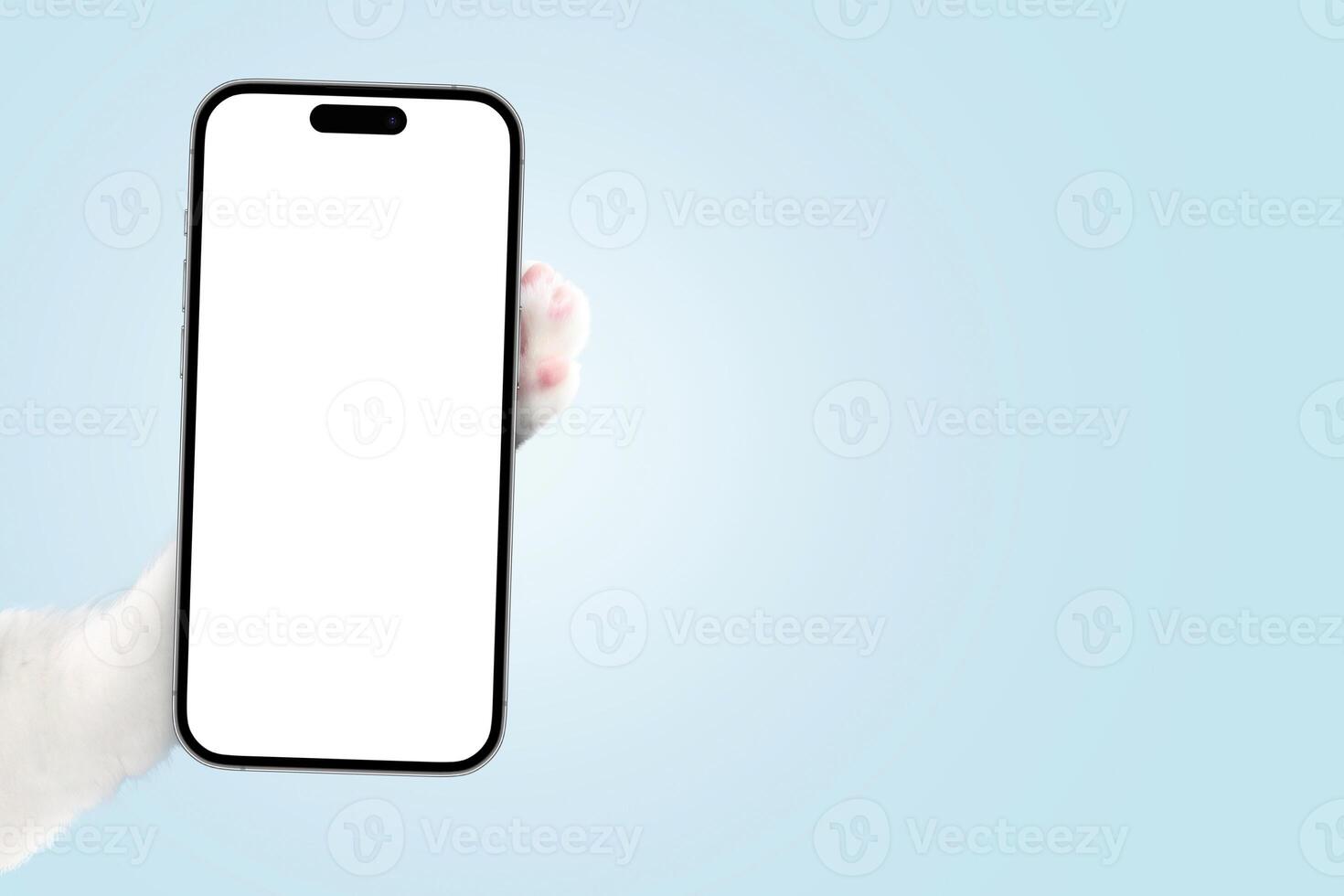 bianca gatto zampa Tenere smartphone modello su blu sfondo. creativo animale pubblicità, concetto. applicazione anno Domini e gratuito copia spazio per design. divertente gatto detiene un' smartphone nel suo zampa e Spettacoli foto