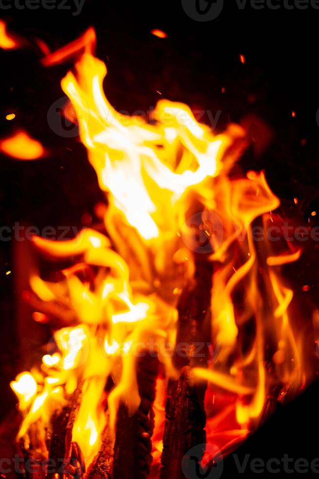 falò a notte. di legno logs siamo ardente. fuoco foto