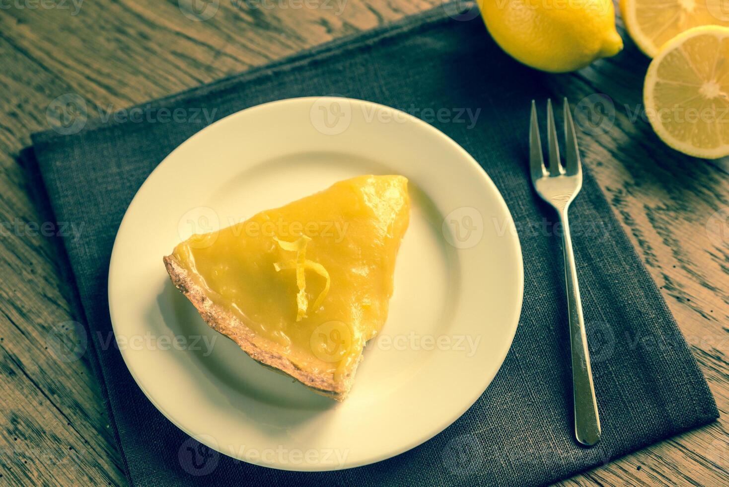 fetta di Limone crostata su il piatto foto