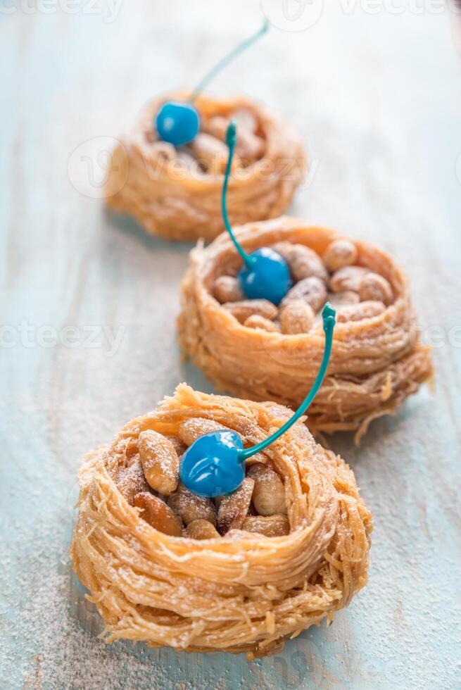 Turco baklava decorato con cocktail ciliegie su il di legno B foto