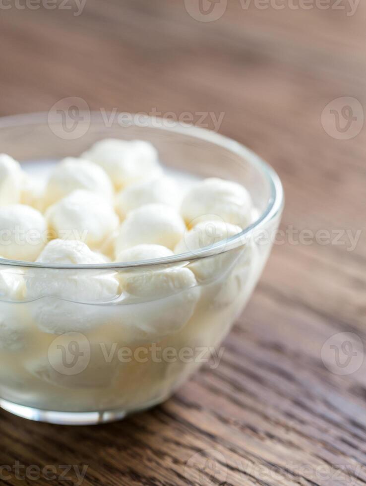 ciotola di bocconcini Mozzarella su il di legno tavolo foto