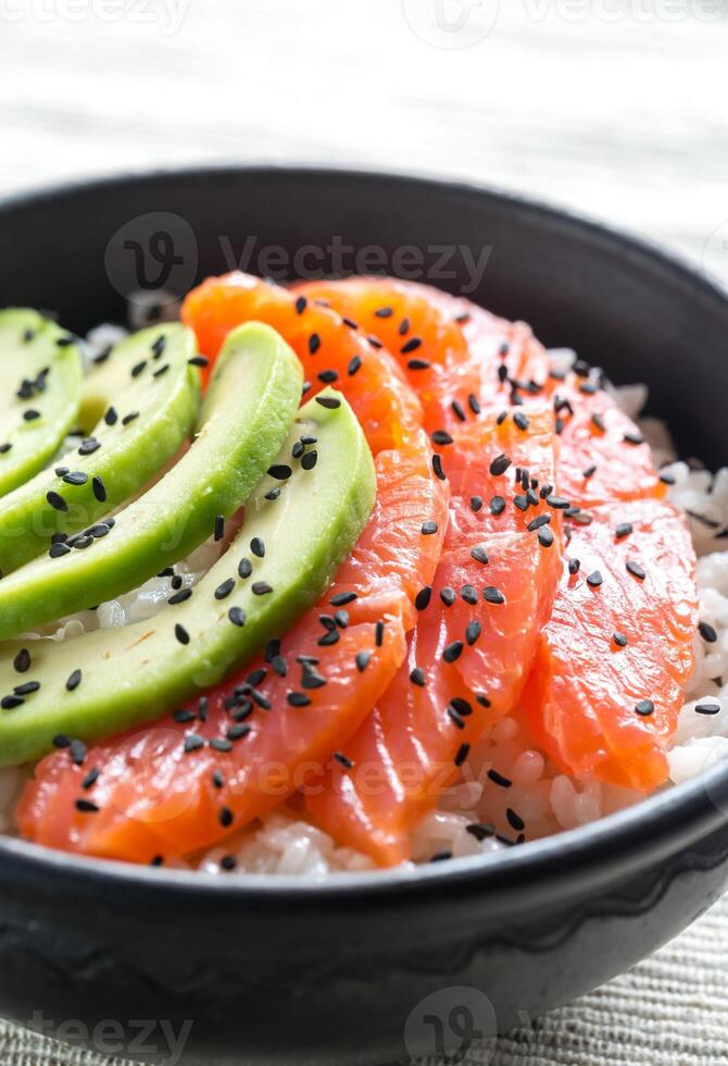 bianca riso con salmone e avocado foto