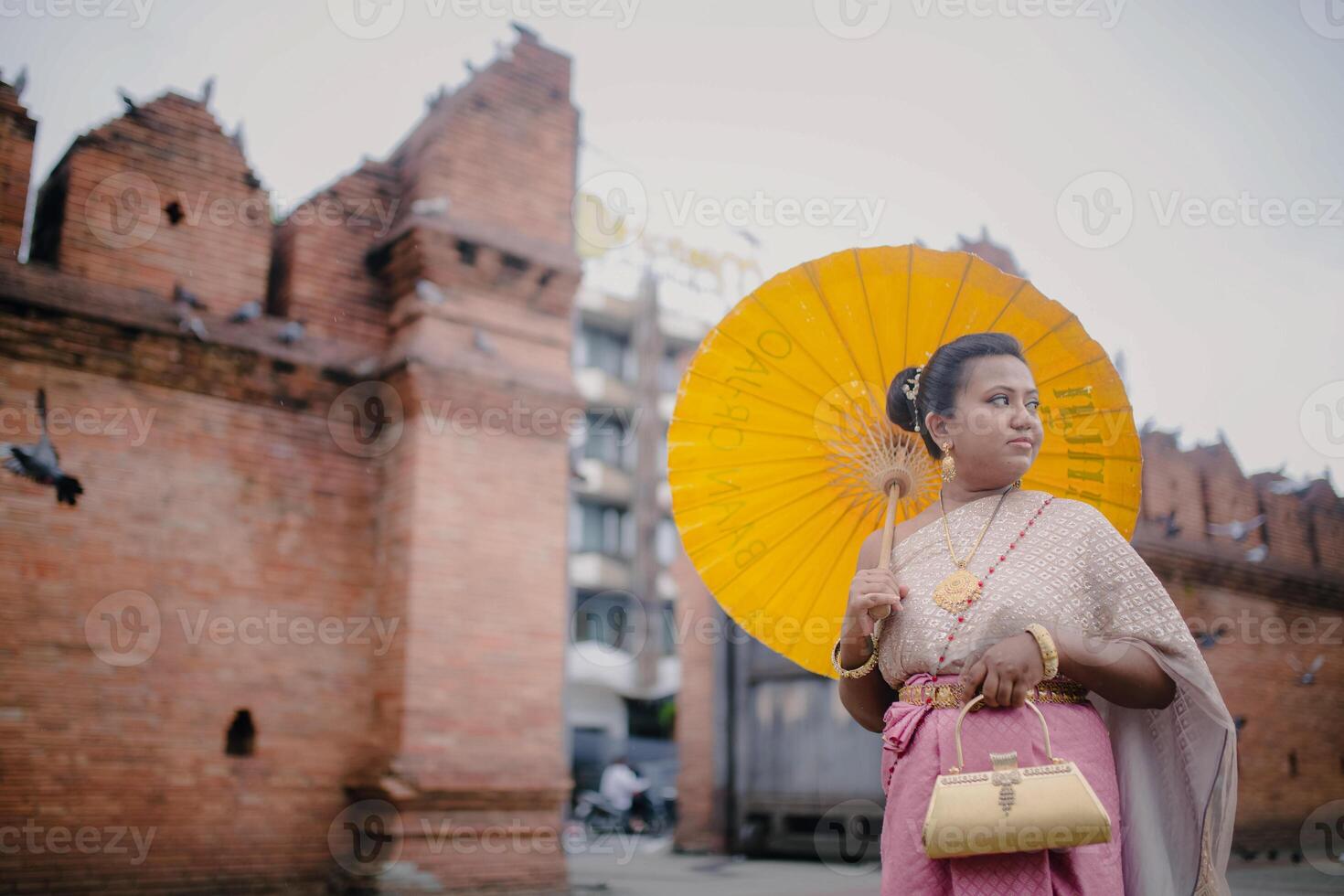 ragazza nel tailandese costume a tha fa cancello vecchio città nel chiang Mai Tailandia foto