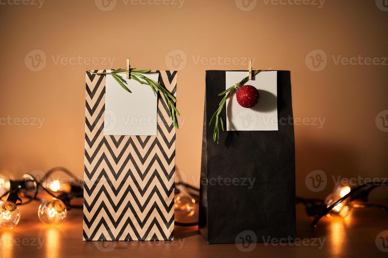 Natale regalo borse con arredamento e Natale ornamento. foto