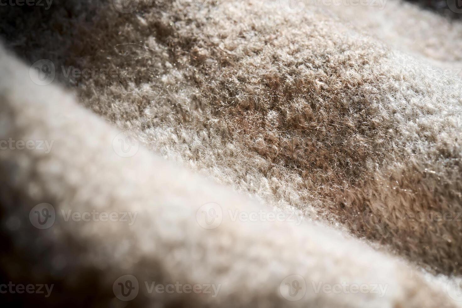 il struttura di un' caldo maglione con un' beige modello. foto