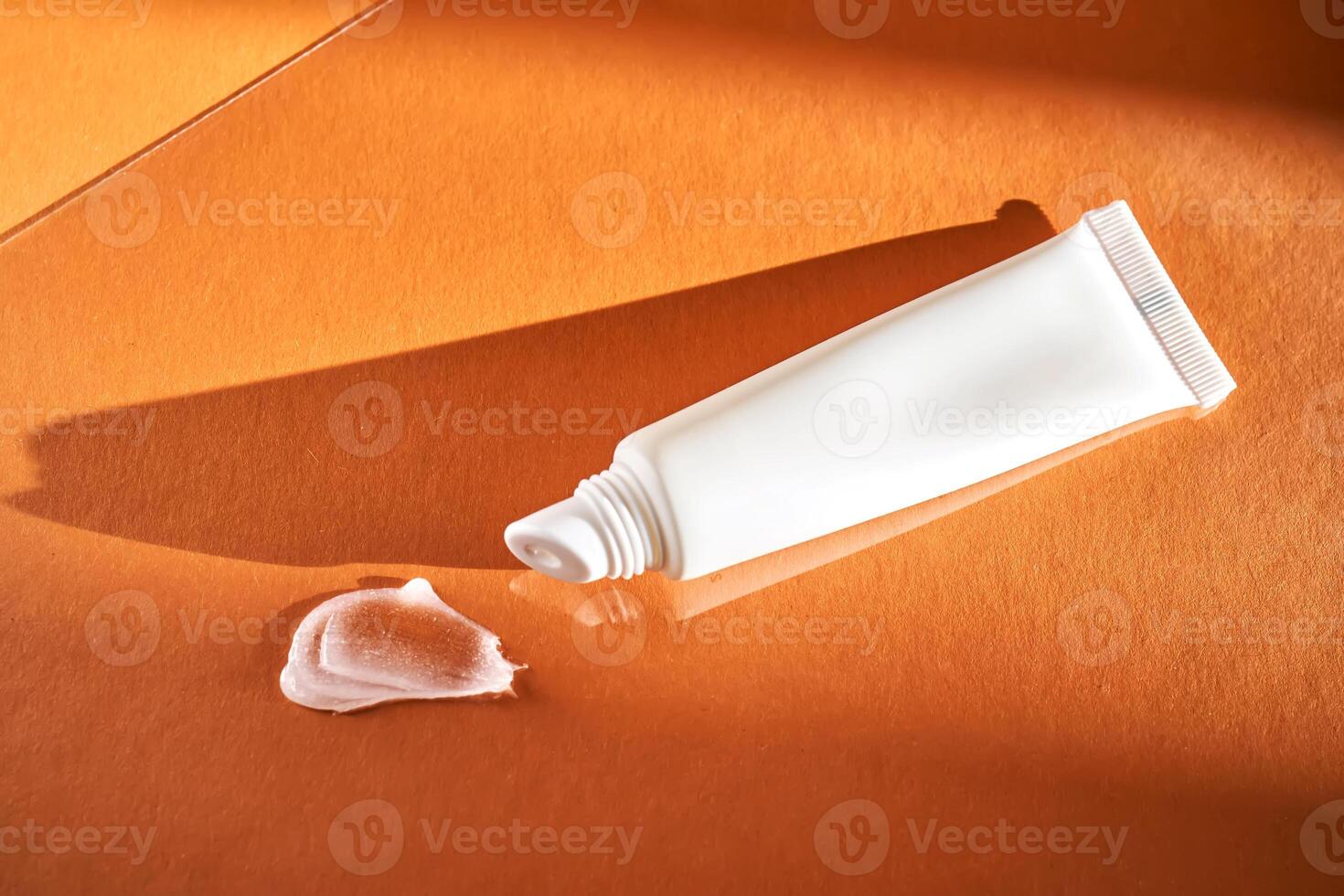 igienico idratante labbro balsamo nel un' tubo su un' arancia sfondo. foto