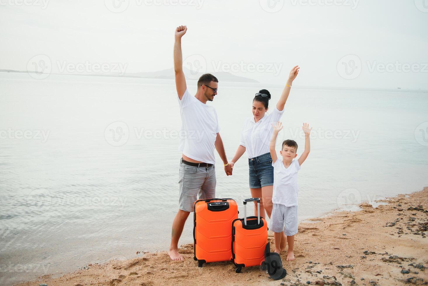 contento famiglia avendo divertimento su il spiaggia. estate vacanza e viaggio concetto foto