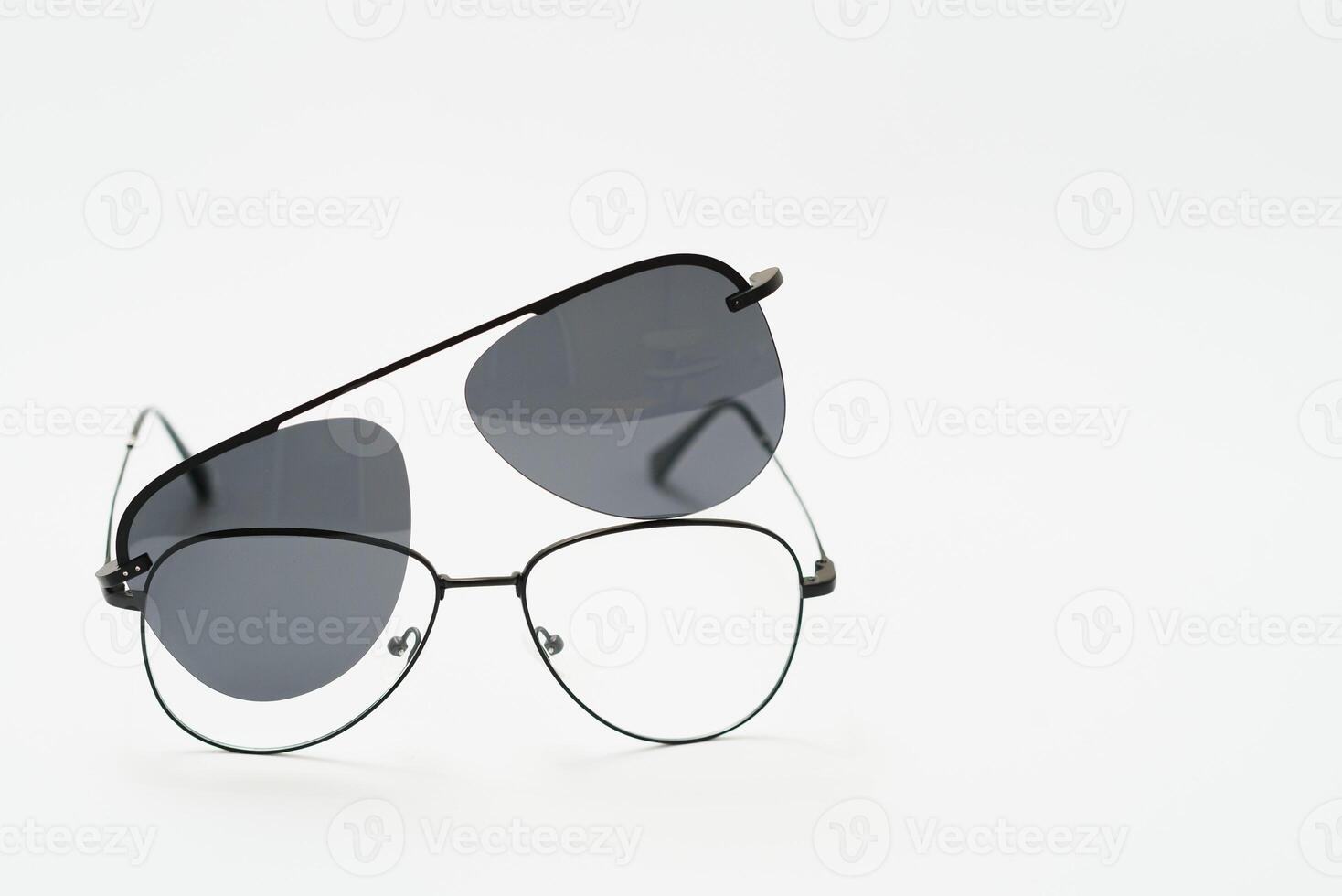 occhiali da sole isolati su uno sfondo bianco foto