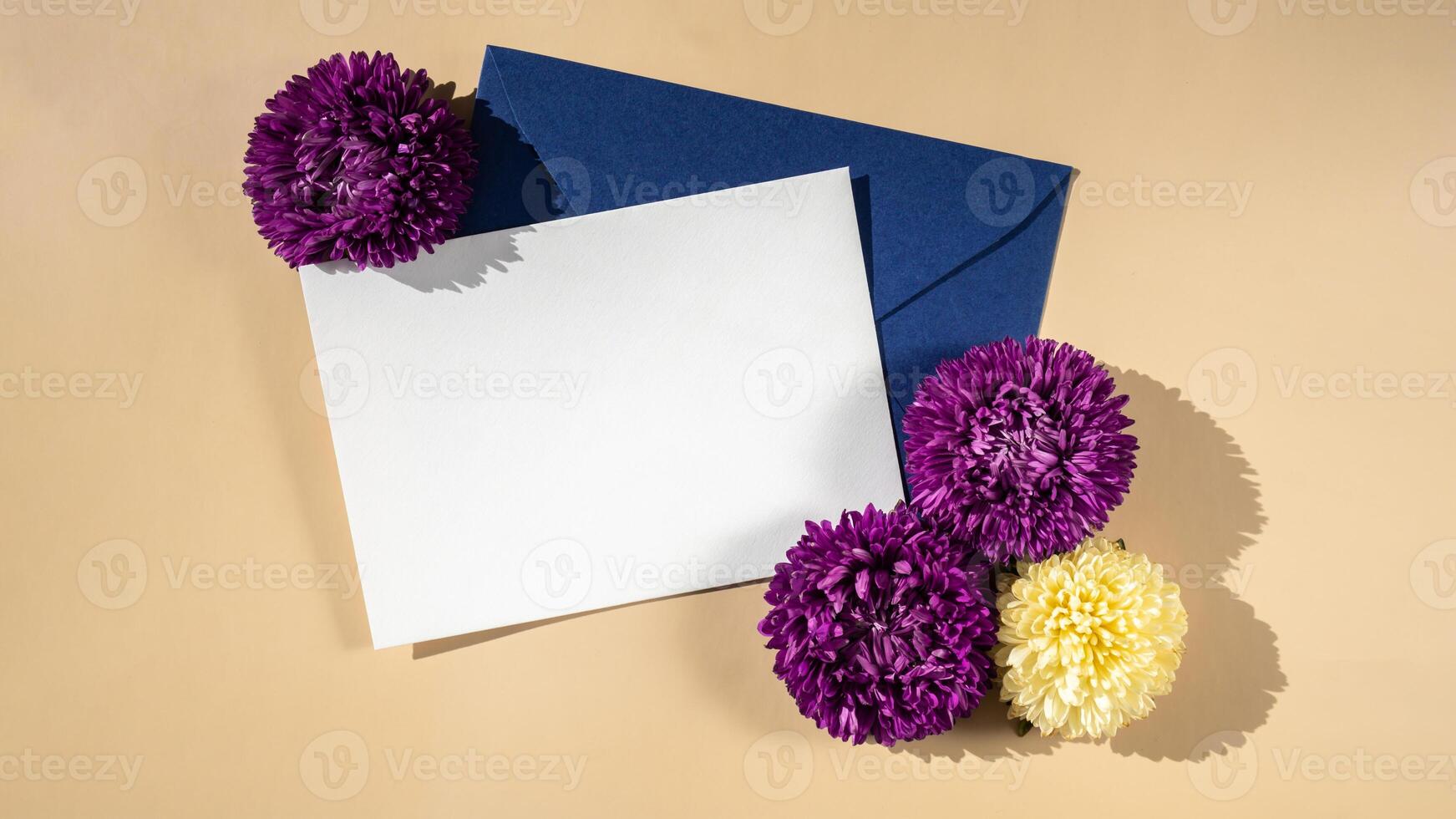 composizione con vuoto carta Nota e Busta bellissimo primavera viola e bianca fiori su beige sfondo. modello carta invito saluto carta cartolina copia spazio modello. fioritura fresco naturale fiore. foto