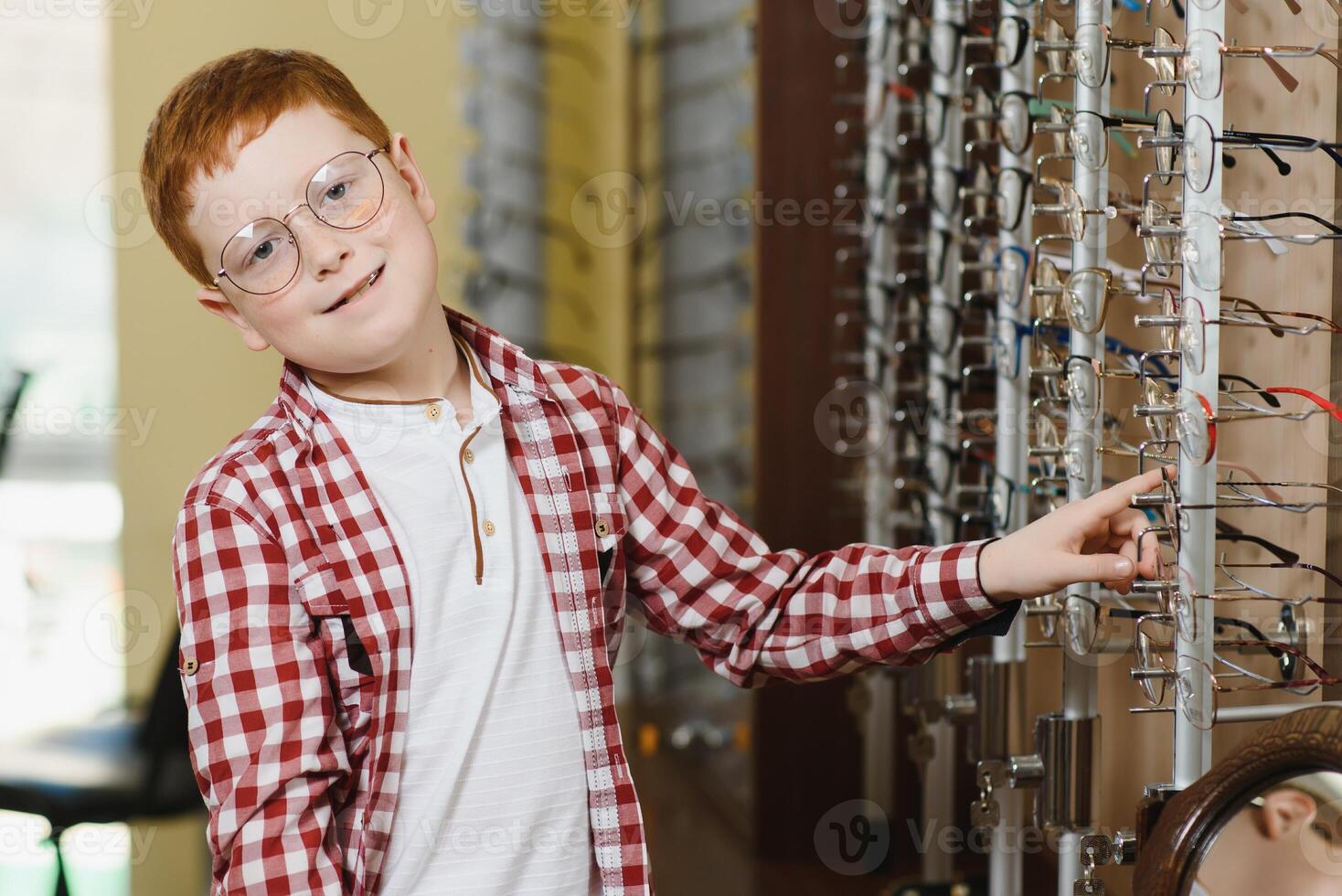 ragazzo nel bicchieri , a ottica negozio. foto