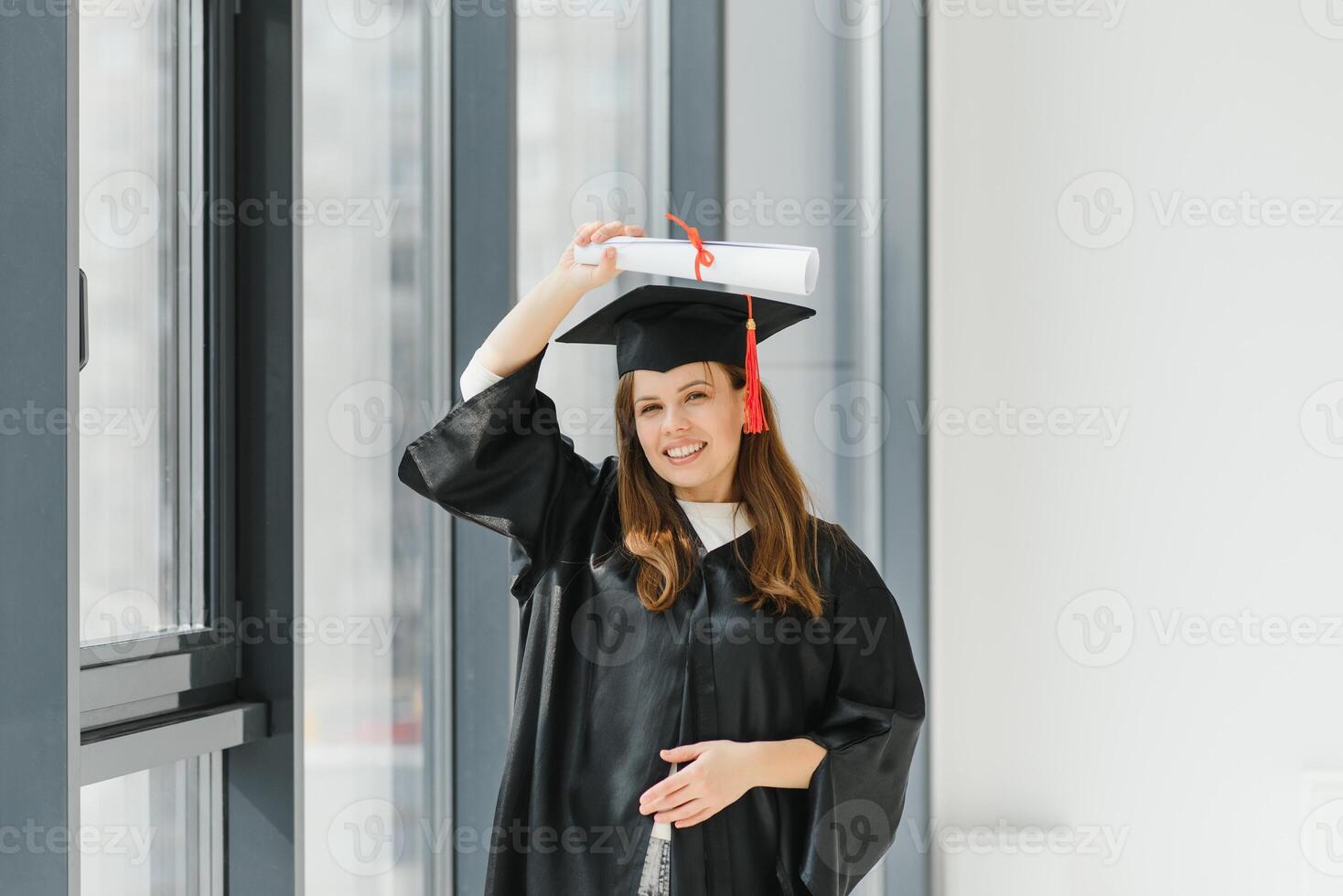 la laurea alunno in piedi con diploma foto
