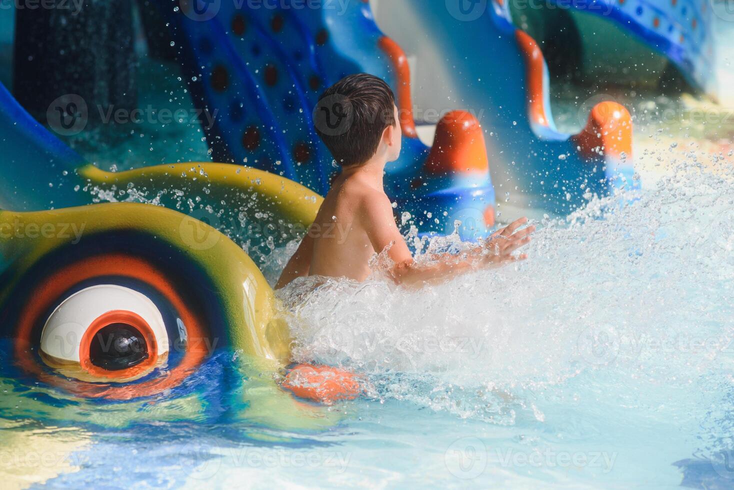 ragazzo avendo divertimento nel acqua parco foto