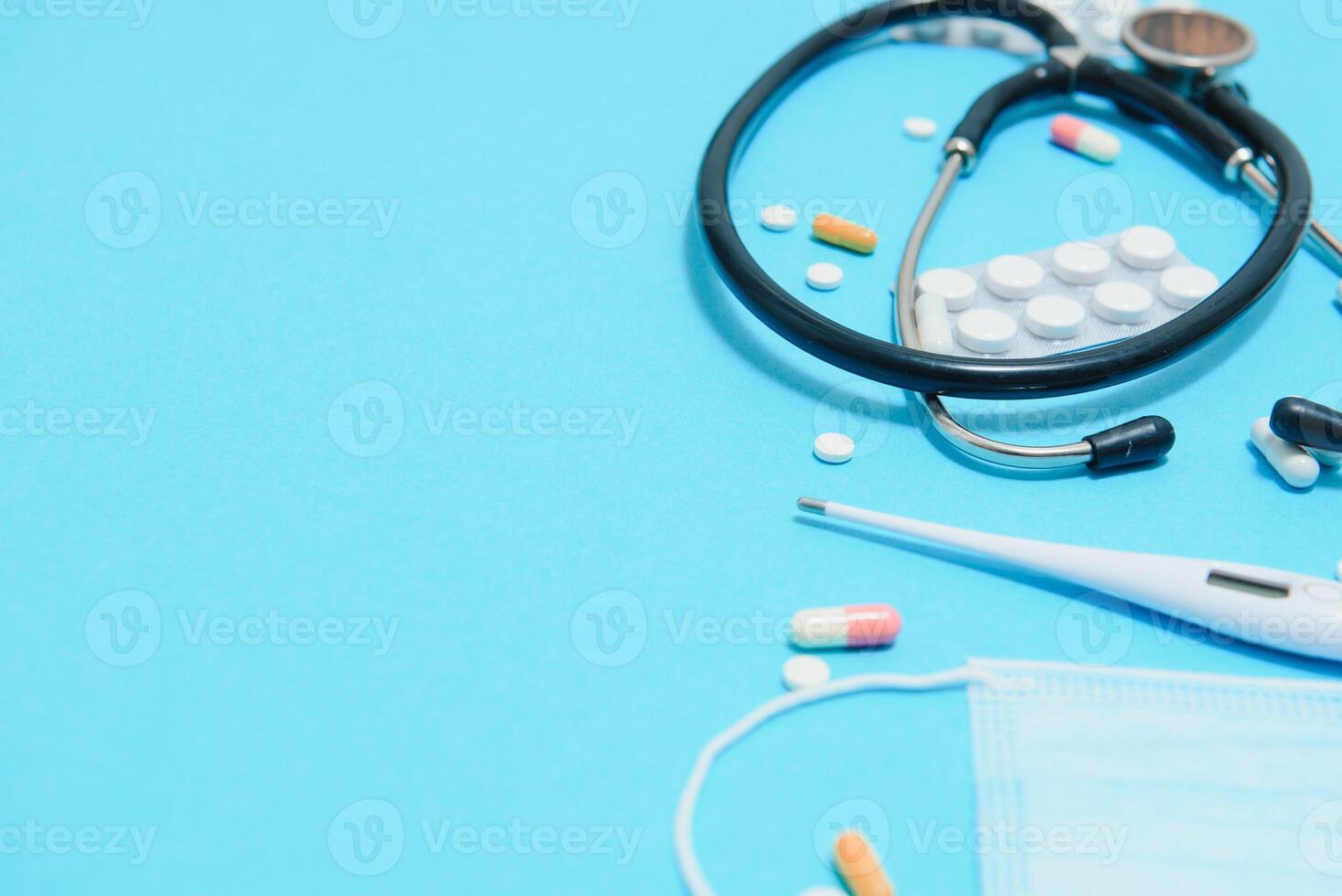 superiore Visualizza di medicinali, opera utensili e Accessori medico, infermiera. medico impostato - compresse, termometro, siringa, fiale, adesivo gesso e statoscopio su un' blu sfondo. piatto posizione. foto