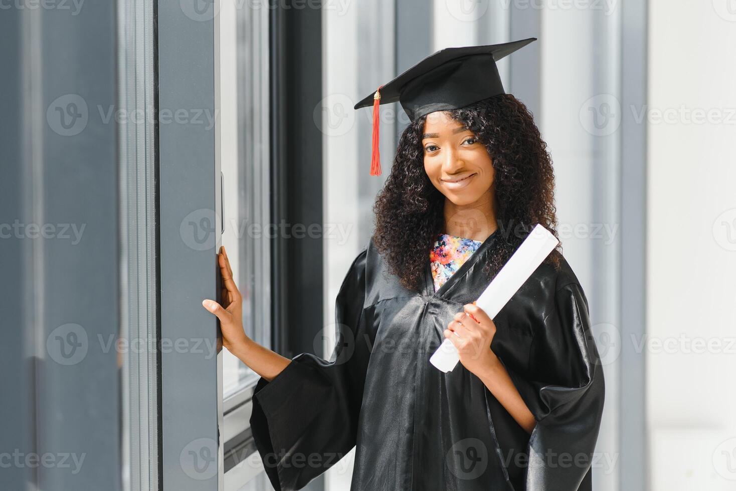 studente laureato afroamericano allegro con il diploma in sua mano foto