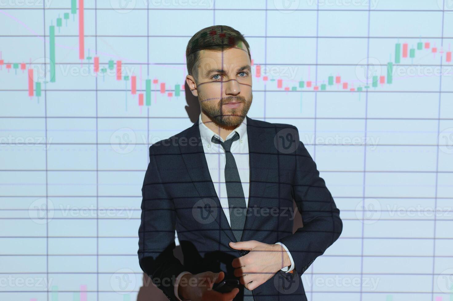 ritratto di ha riguardato europeo uomo d'affari pensiero nel sfocato ufficio con Doppio esposizione di caduta finanziario grafico. concetto di crisi e azione mercato. foto