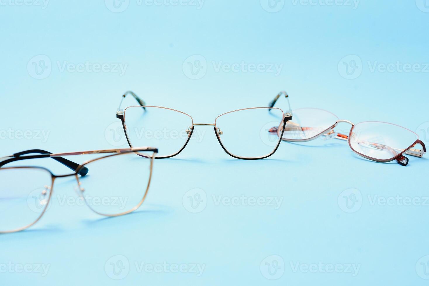 paio di rosso bordo in plastica occhiali su un' blu sfondo foto