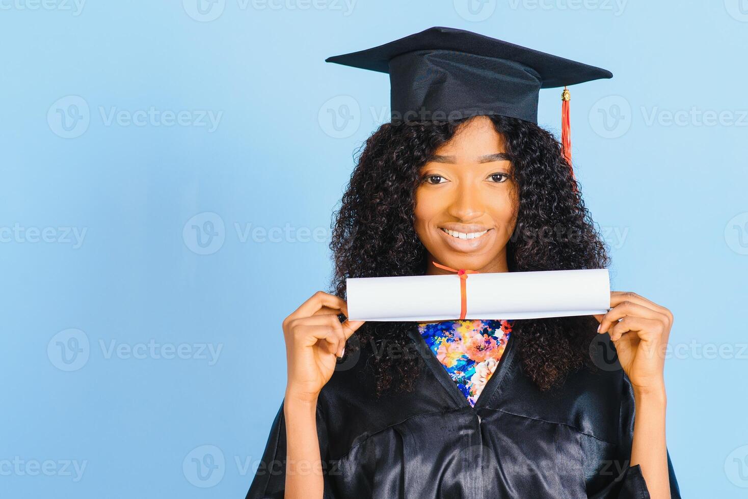 studente laureato afroamericano allegro con il diploma in sua mano foto