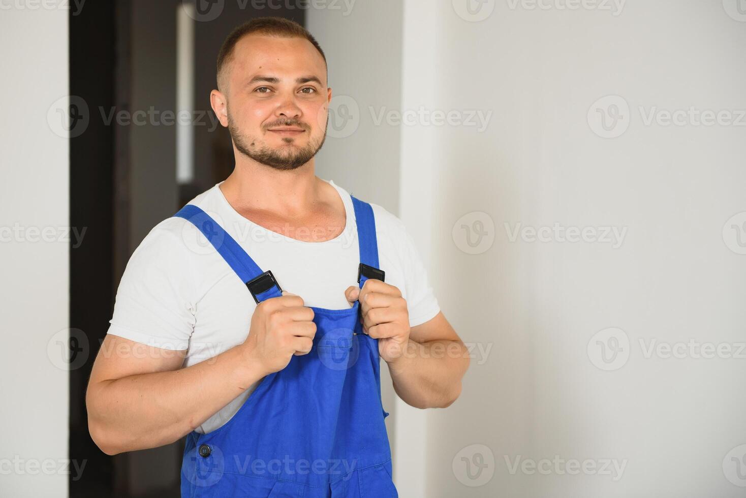 ritratto contento lavoratore, nel uniforme, su bianca sfondo, isolato. riparazione servizio concetto foto