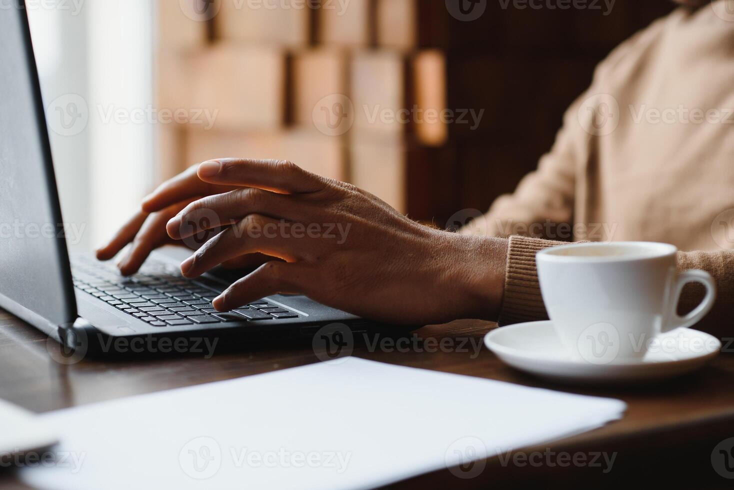 conoscenza, apprendimento, formazione scolastica e tecnologia. casualmente vestito duro lavoro uno studente con afro acconciatura soluzione matematico i problemi, seduta a bar tavolo con libri di testo e elettronico dispositivo. foto