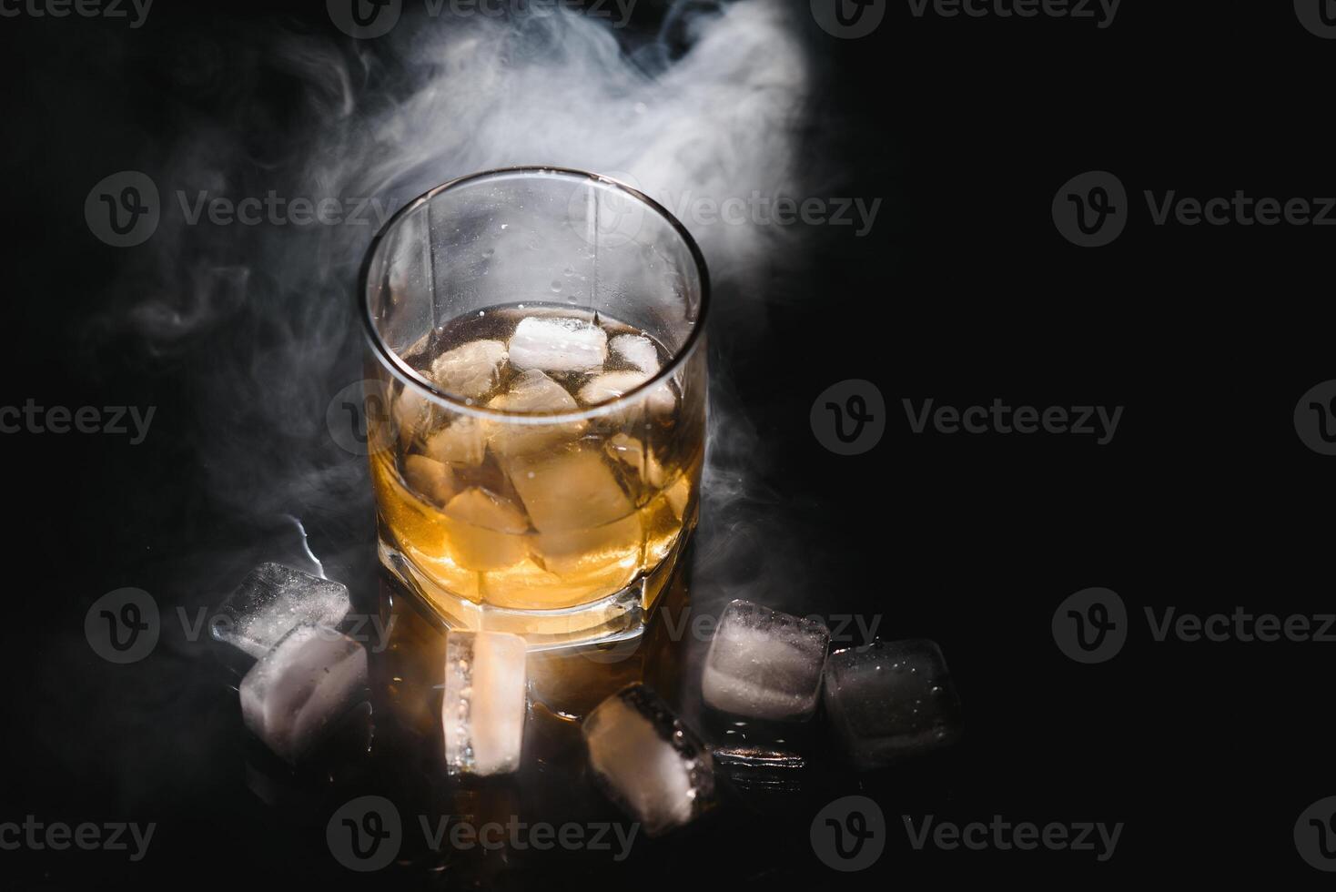 bicchiere di whisky scozzese e ghiaccio foto