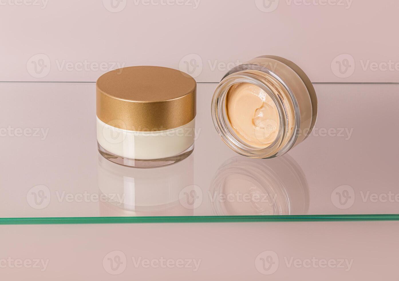 bellissimo cosmetico vaso con oro coperchio e Aperto vaso di dire bugie crema su bicchiere superficie. viso e corpo pelle cura. presentazione di un' cosmetico Prodotto. foto