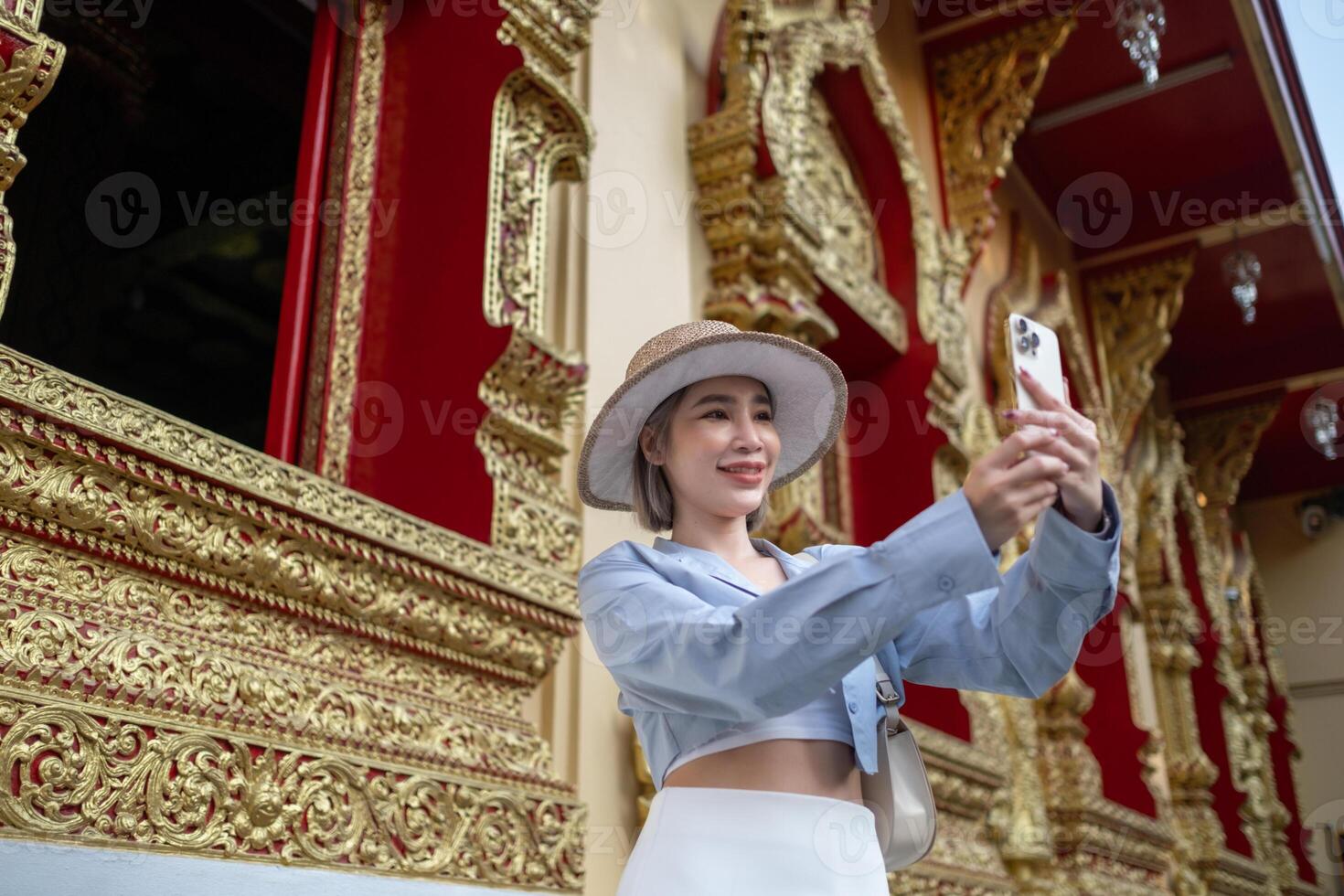 viaggiatore asiatico donna in viaggio e a piedi nel bangkok chiang Mai tempio, Tailandia, zaino in spalla femmina sensazione contento la spesa rilassare tempo nel vacanza viaggio foto