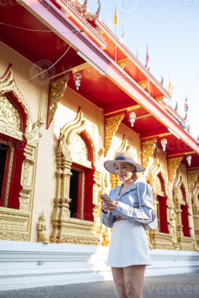 viaggiatore asiatico donna in viaggio e a piedi nel bangkok chiang Mai tempio, Tailandia, zaino in spalla femmina sensazione contento la spesa rilassare tempo nel vacanza viaggio foto