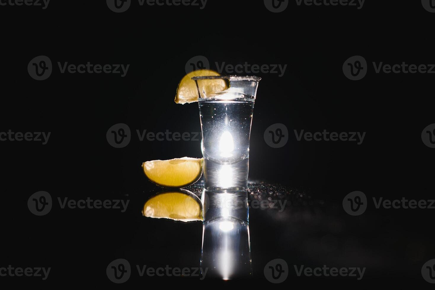 Tequila tiro con lime . selettivo messa a fuoco foto