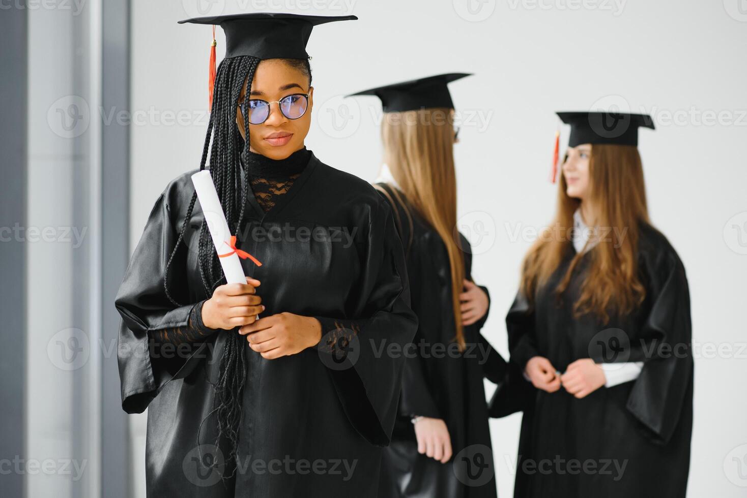 ritratto di multirazziale laureati Tenere diploma foto