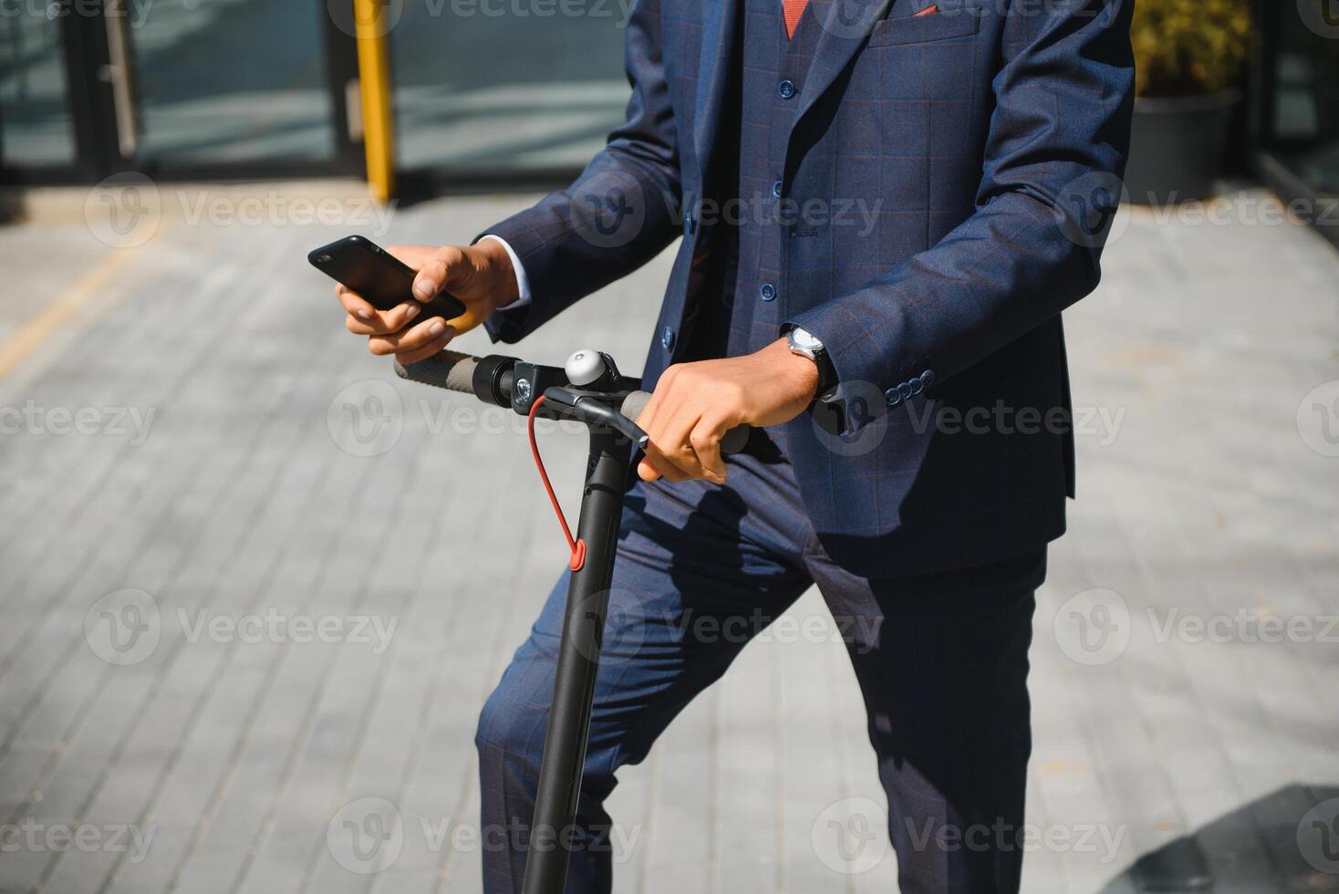 contento afro 30s uomo controllo il suo Telefono durante e-scooter cavalcata nel grande città foto