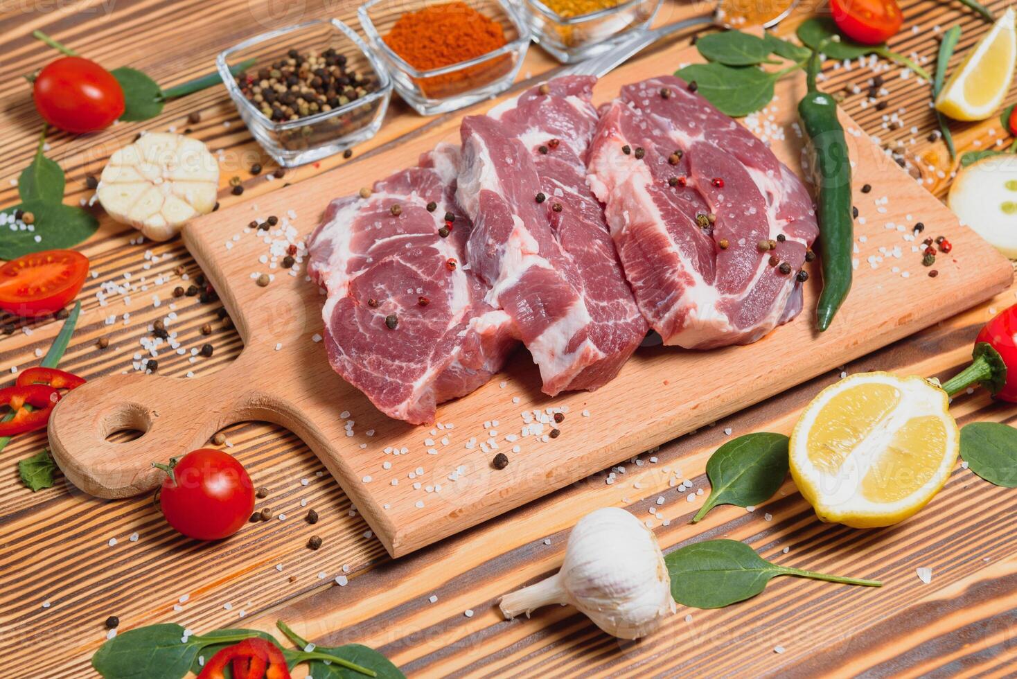 crudo Maiale chop bistecca preparare nel cucina con verdura e spezie per cibo e cucinando concetto foto