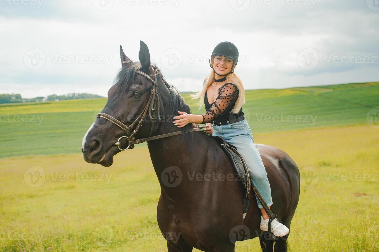 giovane donna equitazione un' cavallo su il verde campo foto