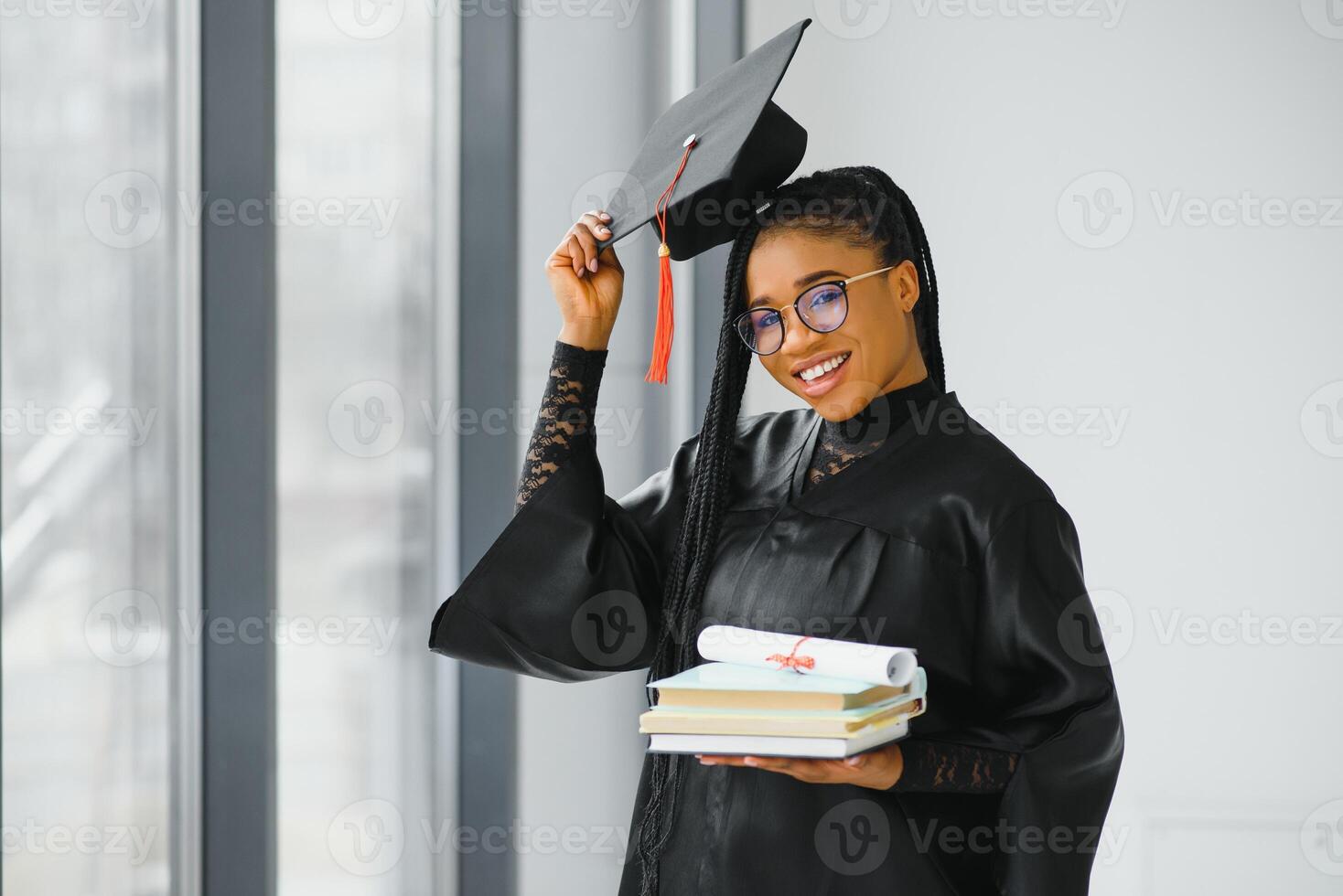 contento africano americano femmina alunno con diploma a la laurea foto