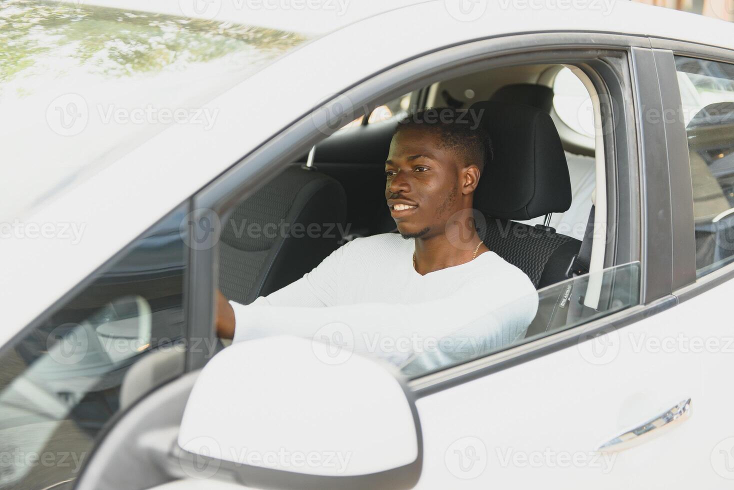 africano americano guida un elettrico macchina. foto