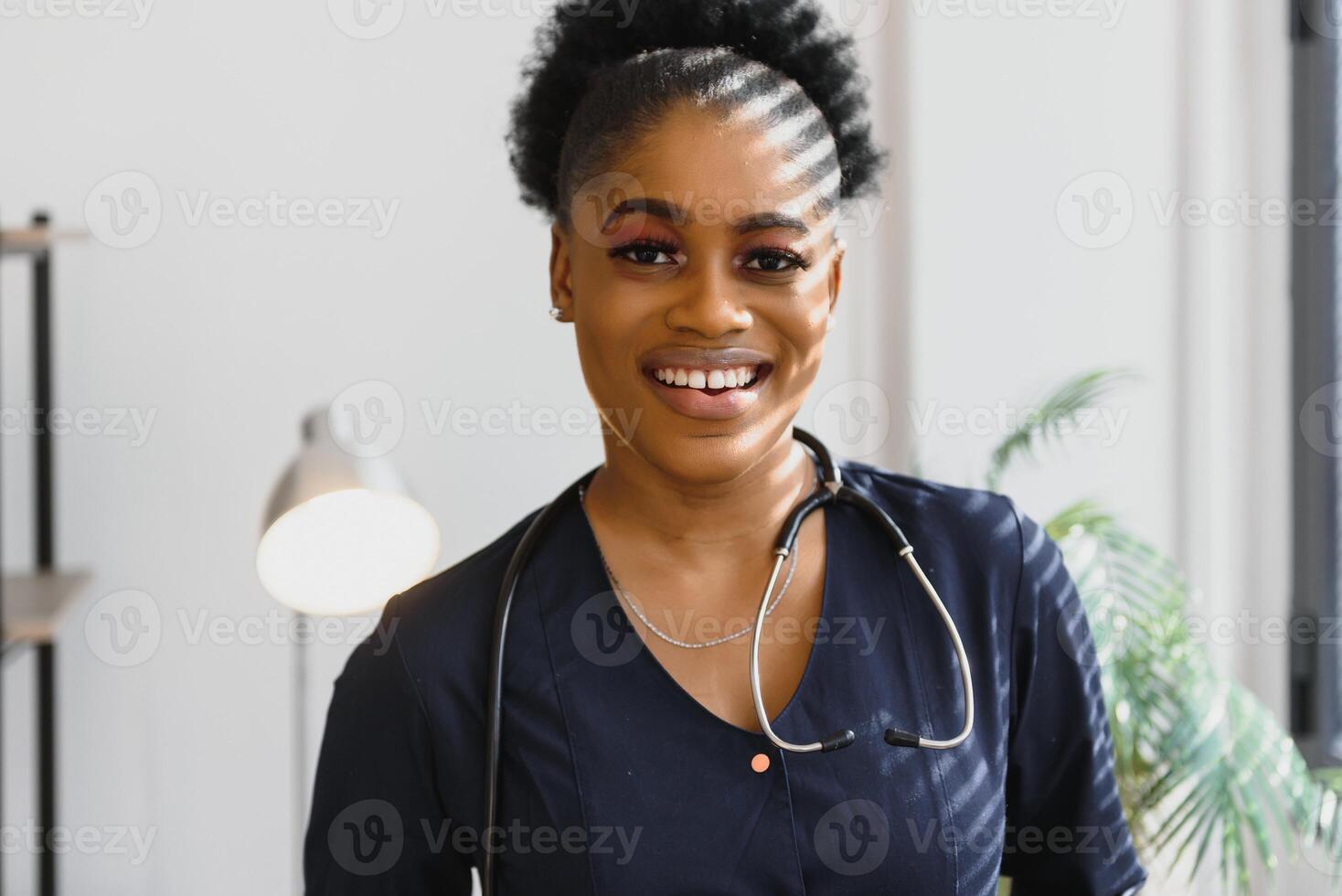 medicinale, persone e assistenza sanitaria concetto - africano americano femmina medico o infermiera a Ospedale. foto