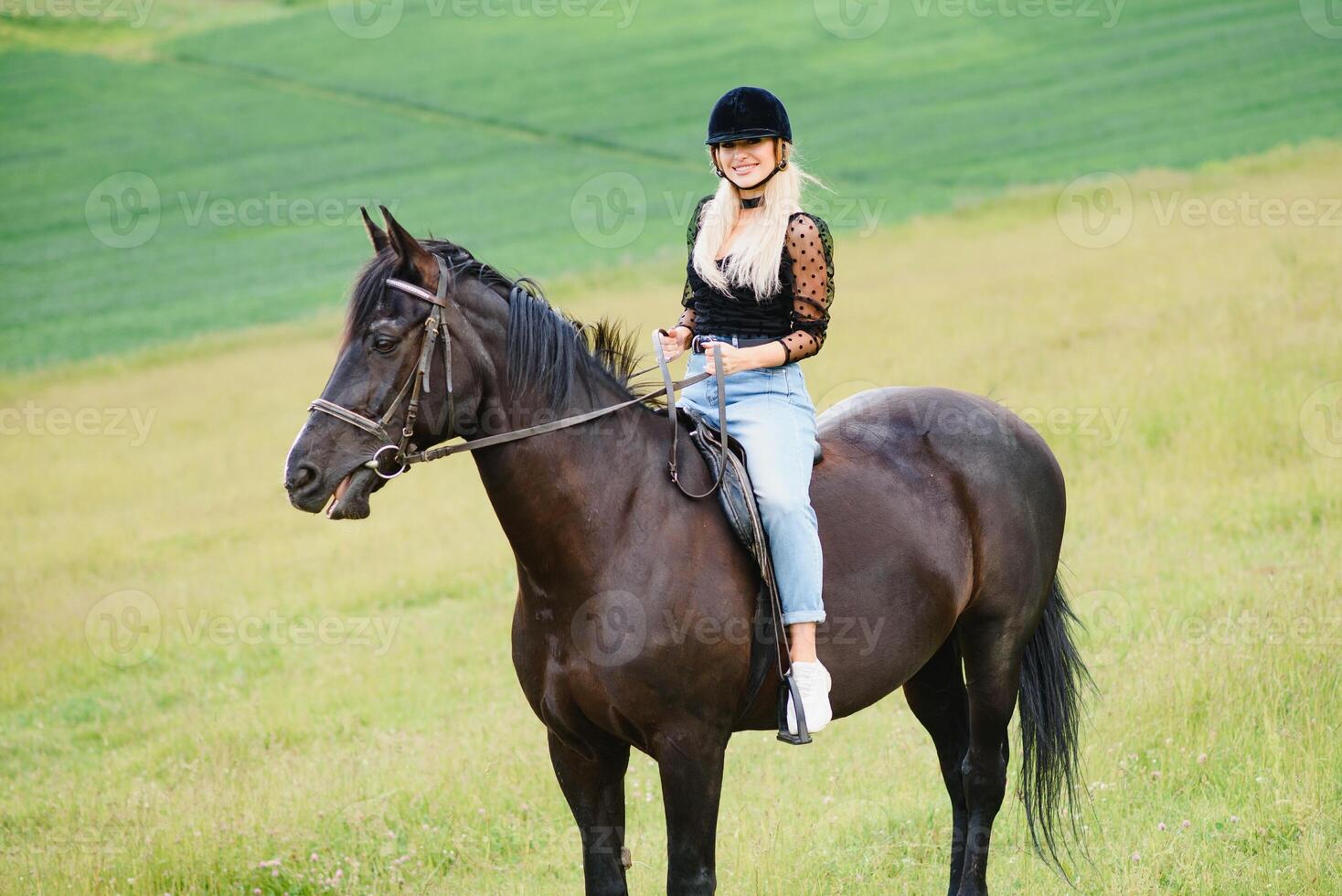 immagine di giovane bella ragazza equitazione cavallo foto