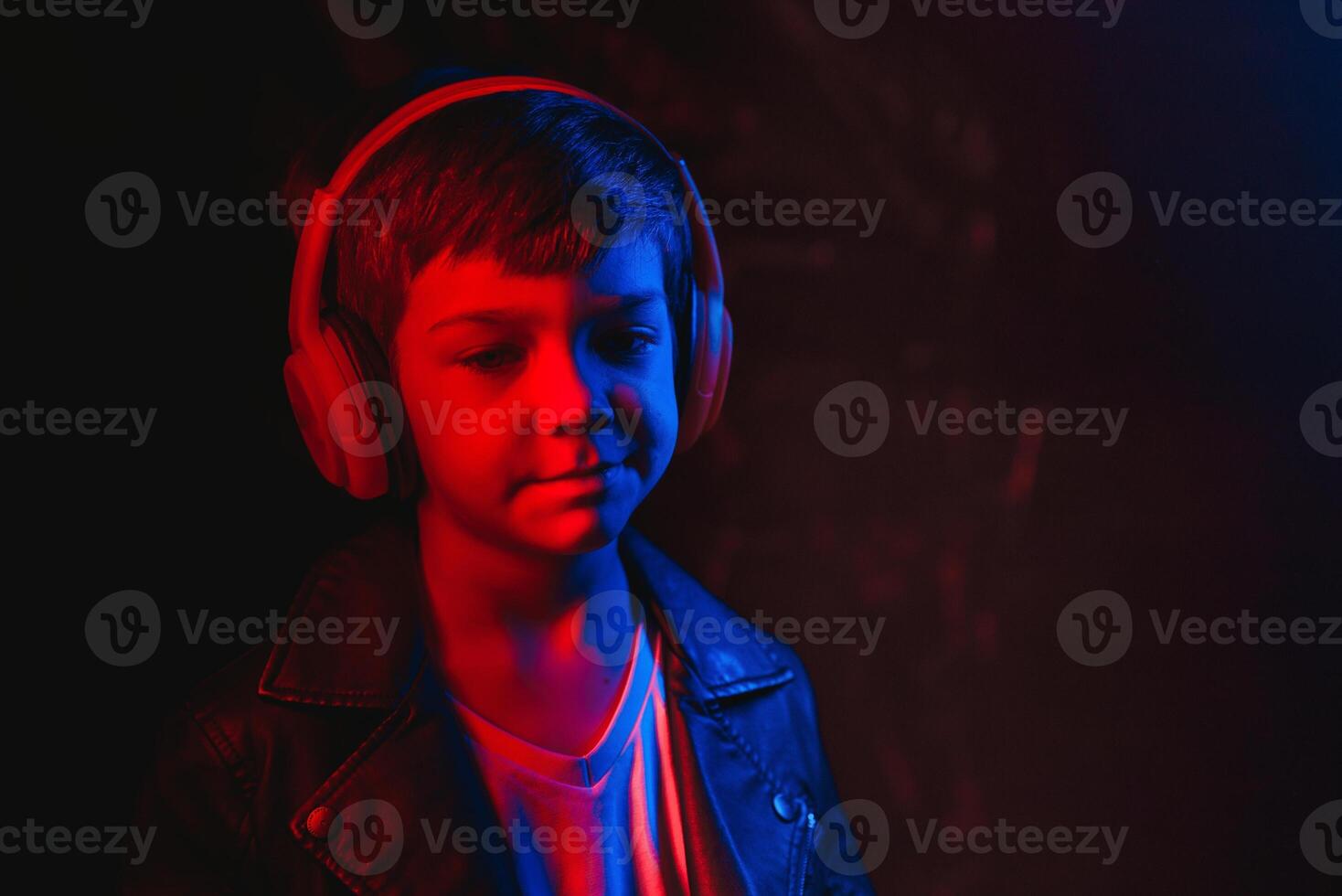 adolescente ragazzo ascoltando per musica con cuffia, neon leggero trend ritratto. sembra a il telecamera foto