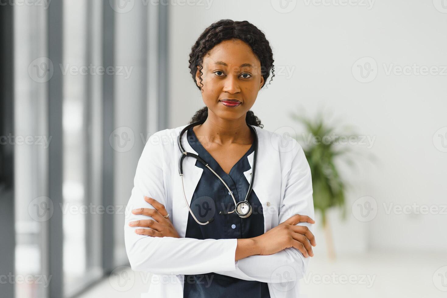 ritratto di africano femmina medico a posto di lavoro. foto