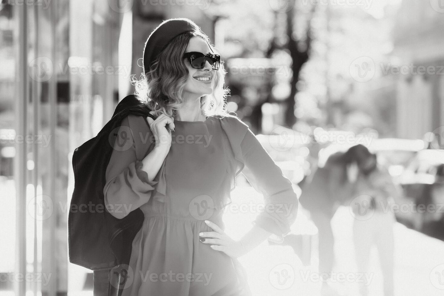 moda ritratto di giovane bellissimo elegante donna a piedi nel città strada, stile tendenza, potabile caffè. foto