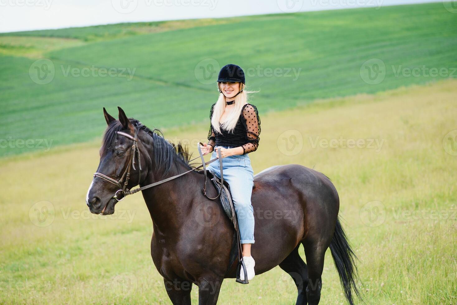 bellissimo ragazza equitazione un' cavallo nel campagna. foto