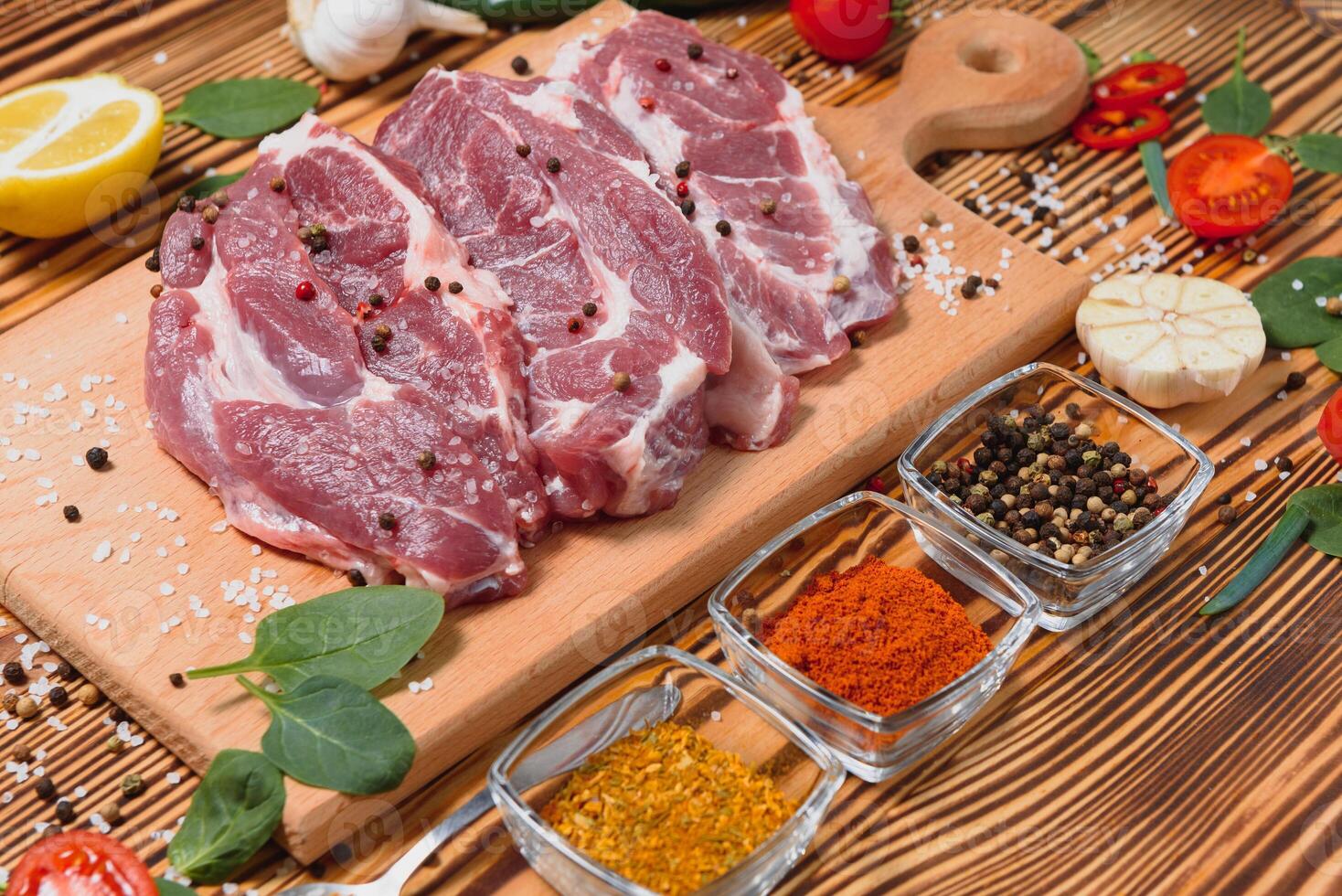 crudo Maiale chop bistecca preparare nel cucina con verdura e spezie per cibo e cucinando concetto foto